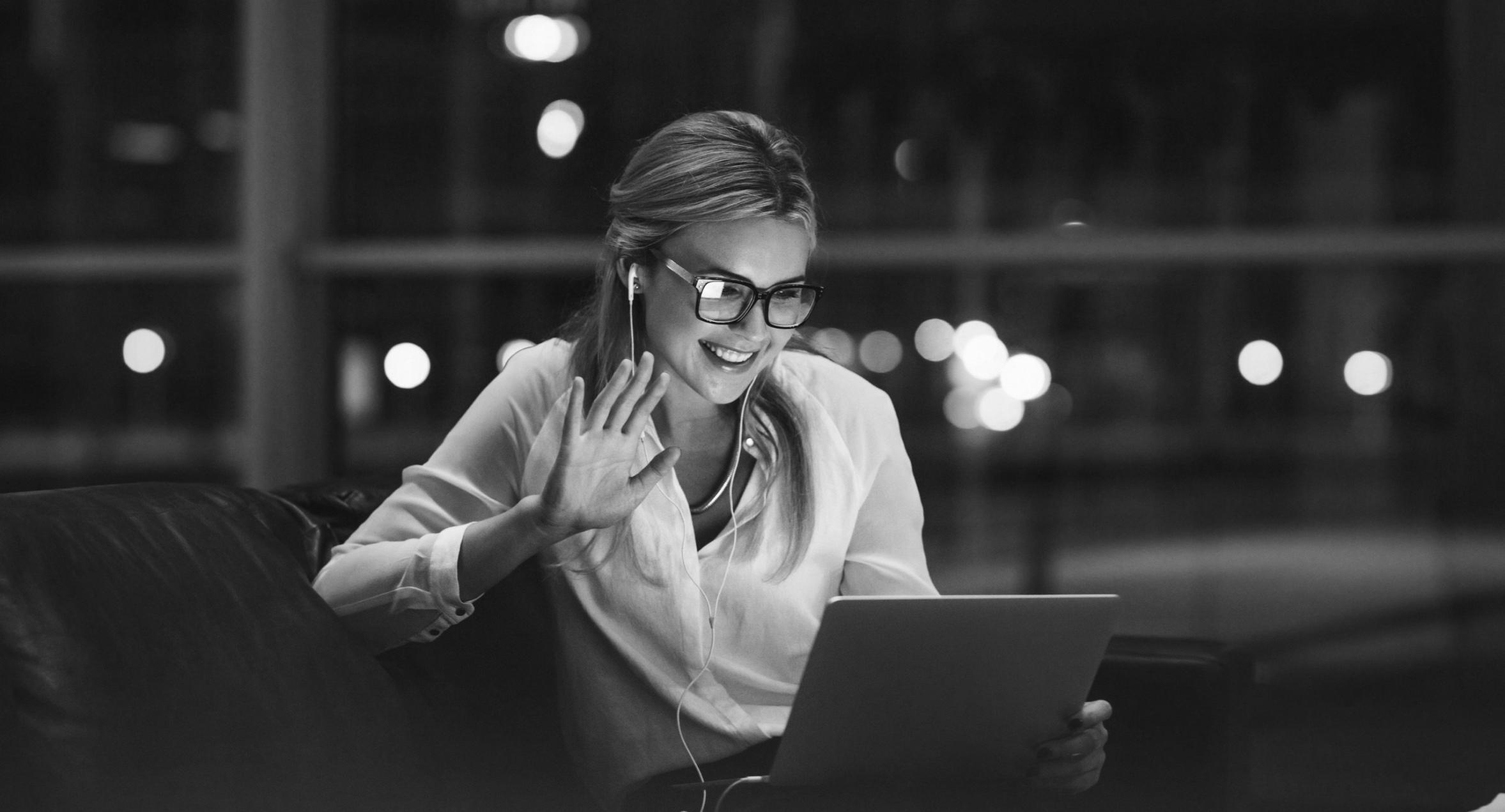 Studierende bei der Projektarbeit an Finanzanalyse-Software